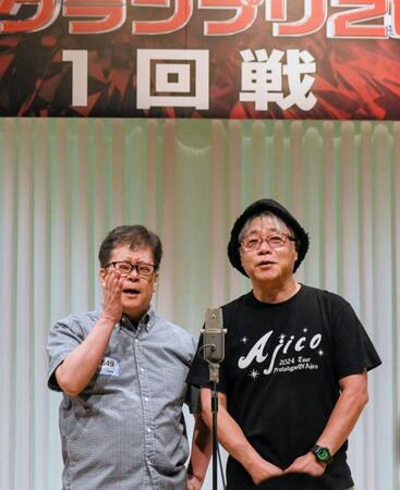 　ネタを披露する西山記者（左）と岩崎記者