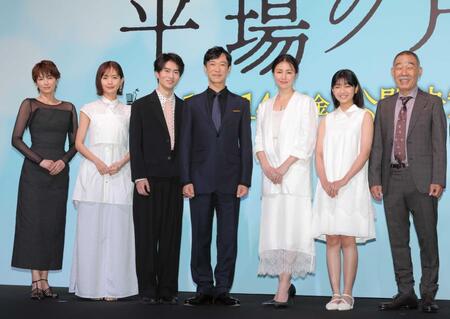 映画の舞台挨拶に登場し、ほほ笑む（左から）吉瀬美智子、中村ゆり、坂元愛登、堺雅人、井川遥、一色香澄、でんでん＝２５年５月撮影