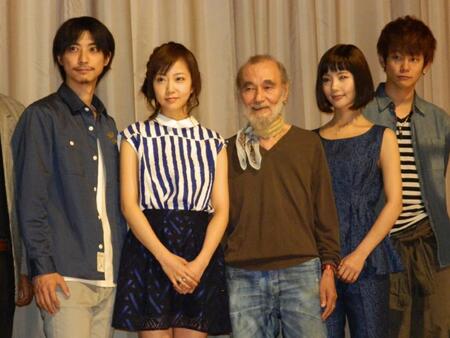 「百年の時計」初日あいさつに出席した（左から）鈴木裕樹、木南晴夏、ミッキー・カーチス、中村ゆり、近江陽一郎＝２０１３年撮影