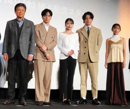 舞台あいさつした（左から）三浦友和、生田斗真、有村架純、坂口健太郎、中村ゆり＝２０２４年１１月撮影