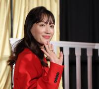 客席に手を振る綾瀬はるか＝ユナイテッドシネマ豊洲（撮影・西岡正）