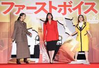 壁を破って登場する（左から）松本穂香、綾瀬はるか、ファーストサマーウイカ＝ユナイテッドシネマ豊洲（撮影・西岡正）