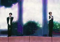 ＨＡＮＪＩＮ（左）とＹＯＵＮＧＪＡＥ　（ｐ）＆（Ｃ）ＰＬＥＤＩＳ　Ｅｎｔｅｒｔａｉｎｍｅｎｔ
