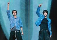 ＤＯＨＯＯＮ（左）とＳＨＩＮＹＵ　（ｐ）＆（Ｃ）ＰＬＥＤＩＳ　Ｅｎｔｅｒｔａｉｎｍｅｎｔ