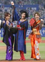 セレモニアルピッチを務めた（左から）高島礼子、藤原紀香、剛力彩芽（撮影・佐々木彰尚）