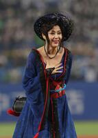 セレモニアルピッチを務めた藤原紀香（撮影・佐々木彰尚）