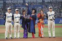 セレモニアルピッチを務めた（左から３人目から）高島礼子、藤原紀香、剛力彩芽（撮影・佐々木彰尚）