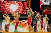 パフォーマンスするＯＮＥ　Ｎ’　ＯＮＬＹの（左から）ＥＩＫＵ、ＮＡＯＹＡ、ＨＡＹＡＴＯ、ＴＥＴＴＡ、ＲＥＩ