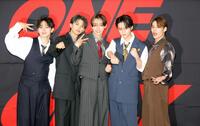 笑顔でポーズをとるＯＮＥ　Ｎ’　ＯＮＬＹの（左から）ＥＩＫＵ、ＮＡＯＹＡ、ＨＡＹＡＴＯ、ＲＥＩ、ＴＥＴＴＡ（撮影・吉澤敬太）