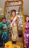 デイリースポーツを訪れて編集局でゲリラライブを行った松原のぶえさん＝２００５年