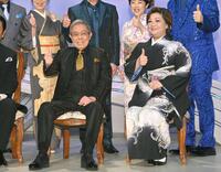 師匠の北島三郎と並ぶ松原のぶえさん＝２０２３年