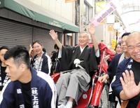 天満天神繁昌亭の開場２０周年を記念したお練りに登場し、人力車に乗る桂文枝