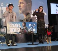 映画「ハート・オブ・ビースト」の上映記念イベントに出席したＮＯＮ　ＳＴＹＬＥの井上裕介（左）と村重杏奈とシェパード犬のＤＩＮＯくん