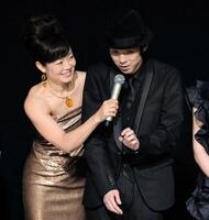 ２０１３年、ＮＨＫ紅白歌合戦で総合司会を務めた有働由美子アナ。右は宮藤官九郎