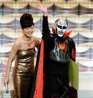 ２０１３年、ＮＨＫ紅白歌合戦で総合司会を務めた有働由美子アナ。右は鉄拳