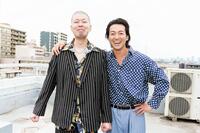 カンテレのドラマ「絶望できない男」で共演する金属バット・小林圭輔（左）と大東駿介