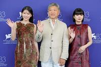 第83回ベネチア国際映画祭の会場で写真に納まる（左から）出口夏希さん、是枝裕和監督、蒔田彩珠さん＝７日、イタリア・ベネチア（ゲッティ＝共同）