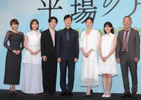 映画の舞台挨拶に登場し、ほほ笑む（左から）吉瀬美智子、中村ゆり、坂元愛登、堺雅人、井川遥、一色香澄、でんでん＝２５年５月撮影