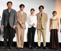 舞台あいさつした（左から）三浦友和、生田斗真、有村架純、坂口健太郎、中村ゆり＝２０２４年１１月撮影