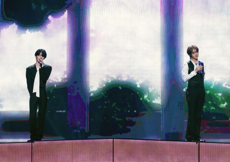 ＨＡＮＪＩＮ（左）とＹＯＵＮＧＪＡＥ　（ｐ）＆（Ｃ）ＰＬＥＤＩＳ　Ｅｎｔｅｒｔａｉｎｍｅｎｔ