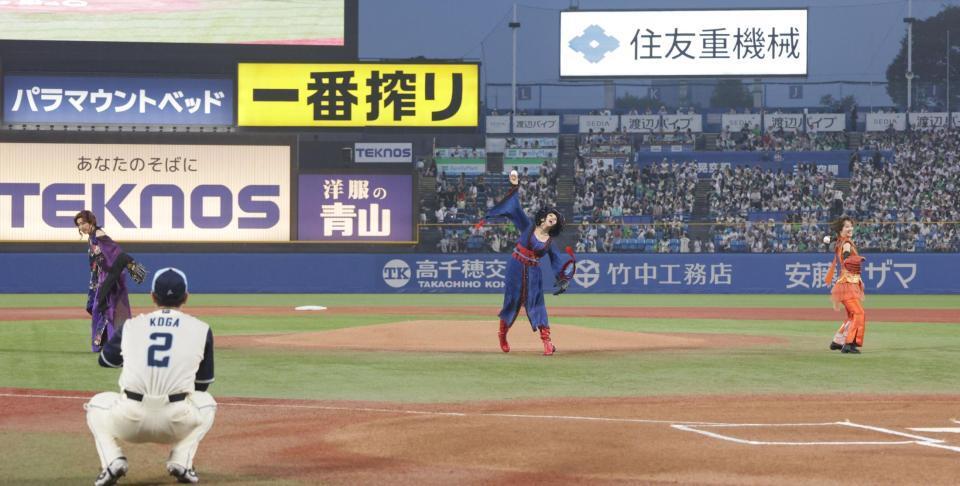 セレモニアルピッチを務めた（左から）高島礼子、藤原紀香、剛力彩芽（撮影・佐々木彰尚）