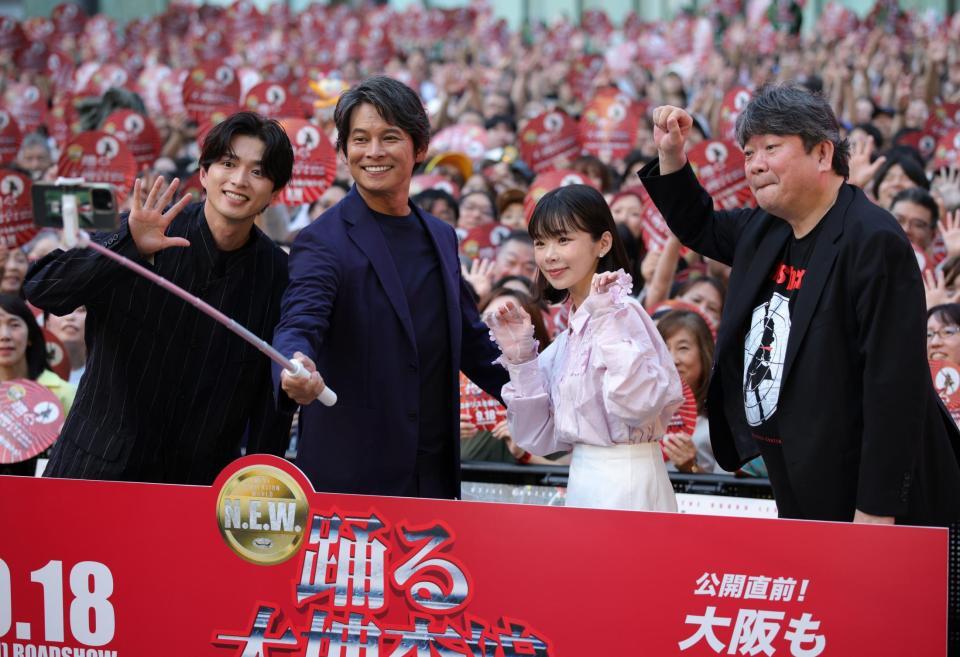 集まった多数のファンと自撮りをする（左から）白洲迅、織田裕二、趣里、本広克行監督＝大阪市北区梅田　グランフロント大阪・うめきた広場（撮影・坂部計介）