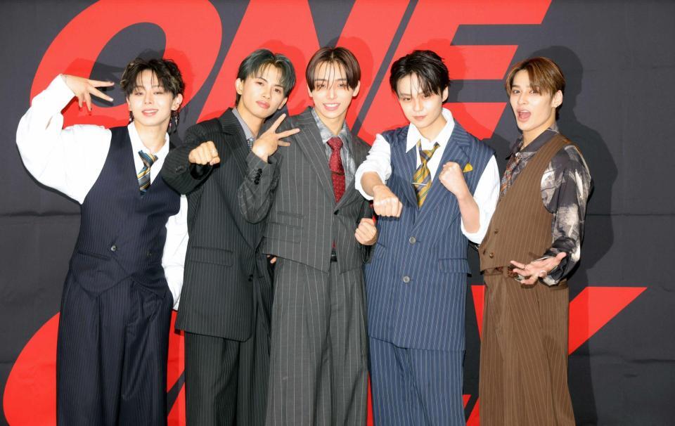 笑顔でポーズをとるＯＮＥ　Ｎ’　ＯＮＬＹの（左から）ＥＩＫＵ、ＮＡＯＹＡ、ＨＡＹＡＴＯ、ＲＥＩ、ＴＥＴＴＡ（撮影・吉澤敬太）