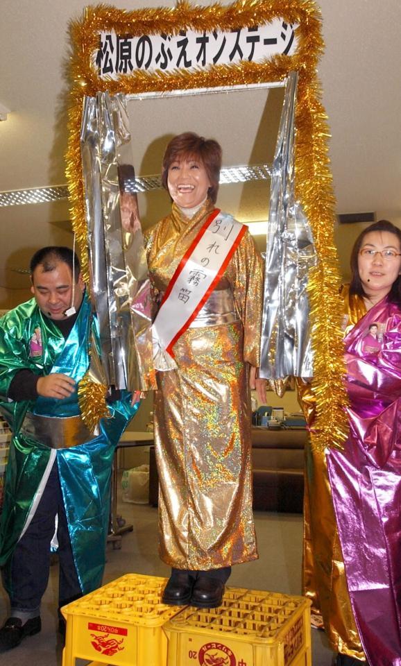 デイリースポーツを訪れて編集局でゲリラライブを行った松原のぶえさん＝２００５年