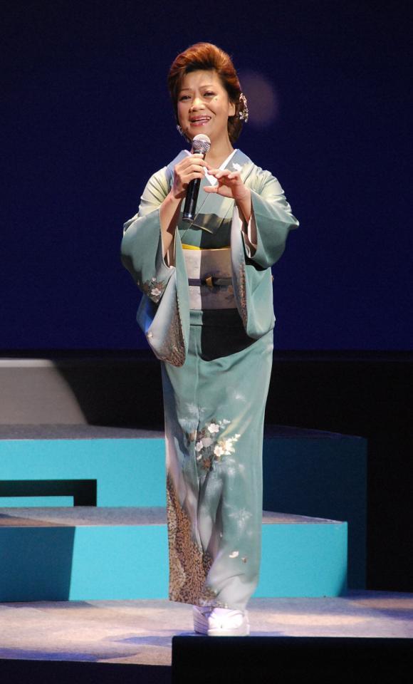生体腎臓移植手術からの復帰ステージで歌う松原のぶえさん＝２００９年