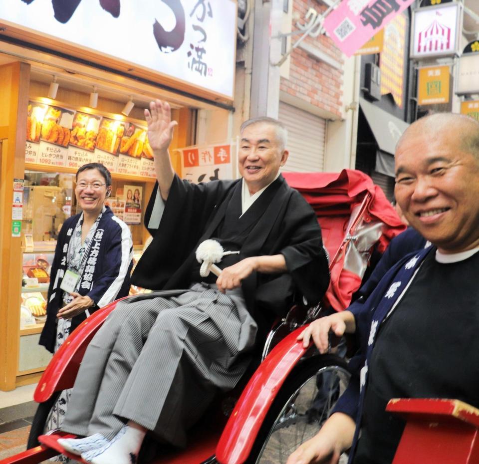天満天神繁昌亭の開場２０周年を記念したお練りに登場し、人力車に乗る桂文枝