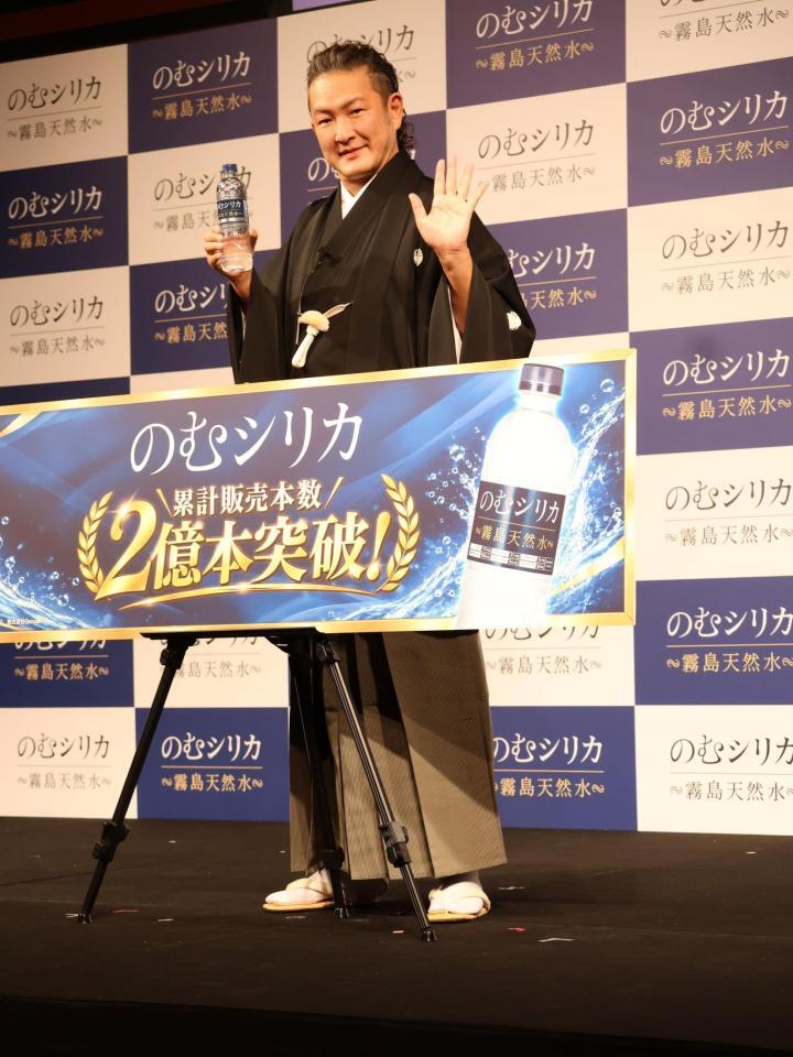 「霧島天然水のむシリカ」新ＣＭ発表会に登壇した中村獅童