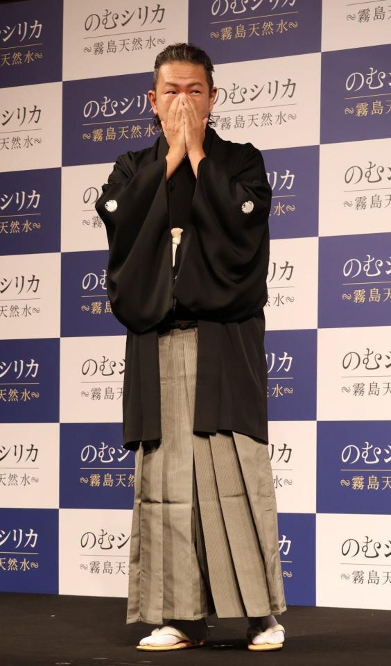 誕生日を「サプライズ」でお祝いされ、喜びで口を押さえる中村獅童