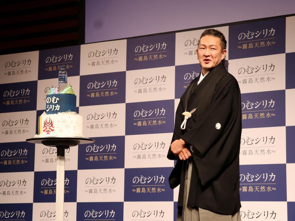 誕生日を「サプライズ」でお祝いされ、喜ぶ中村獅童