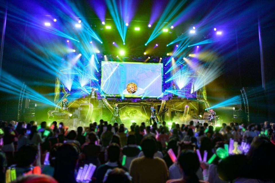 ライブに登場したＡＭＰＴＡＫｘＣＯＬＯＲＳ