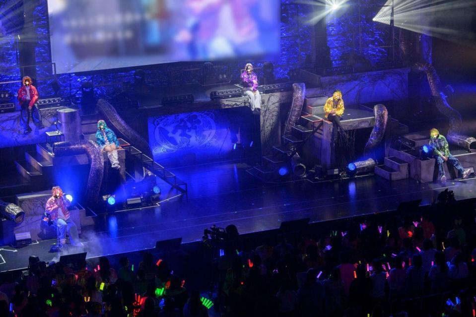 ライブに登場したＡＭＰＴＡＫｘＣＯＬＯＲＳ