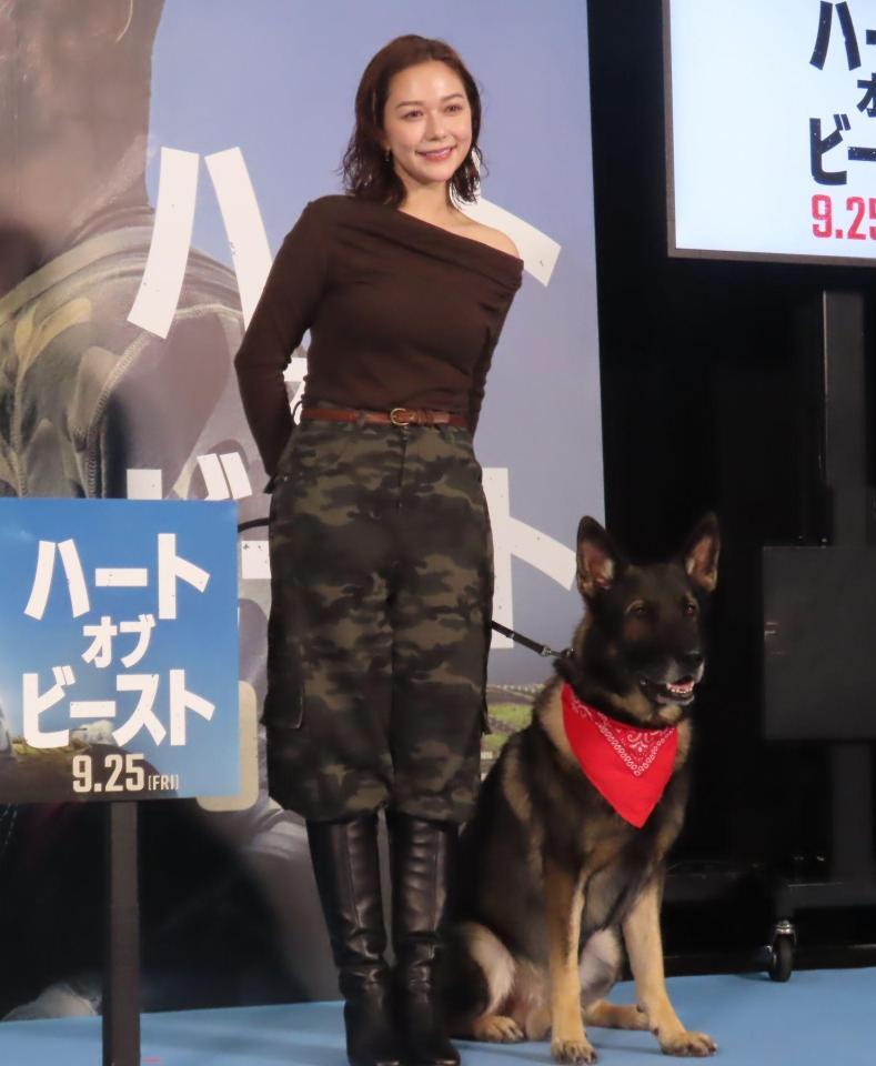 シェパード犬のＤＩＮＯくんと記念撮影する村重杏奈