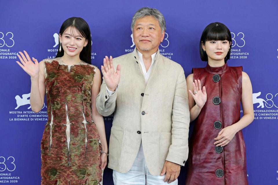 第83回ベネチア国際映画祭の会場で写真に納まる（左から）出口夏希さん、是枝裕和監督、蒔田彩珠さん＝７日、イタリア・ベネチア（ゲッティ＝共同）