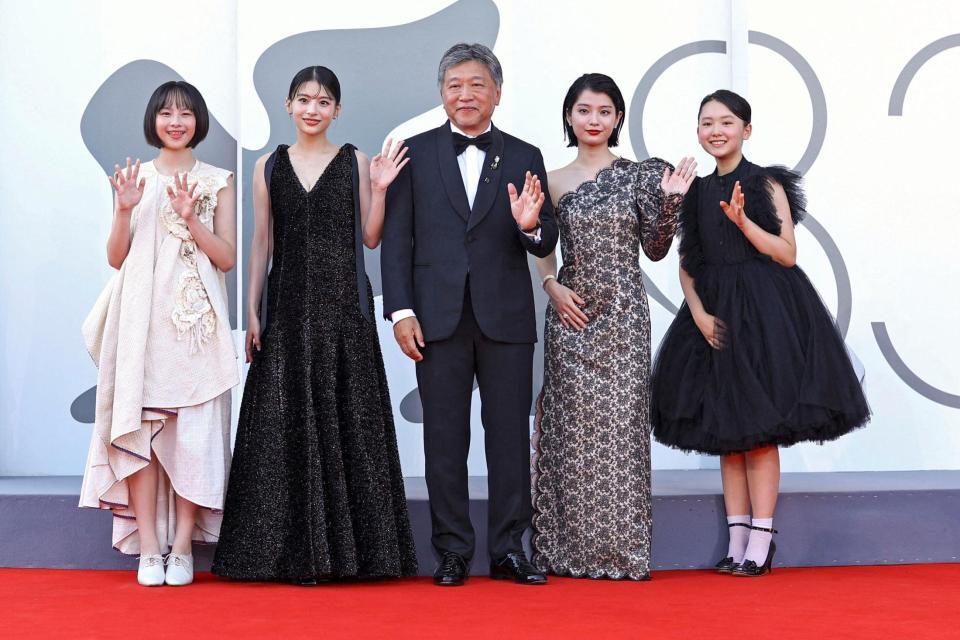 第83回ベネチア国際映画祭の会場で写真に納まる（左から）七瀬ふうりさん、出口夏希さん、是枝裕和監督、蒔田彩珠さん、岡田六花さん＝７日、イタリア・ベネチア（ロイター＝共同）
