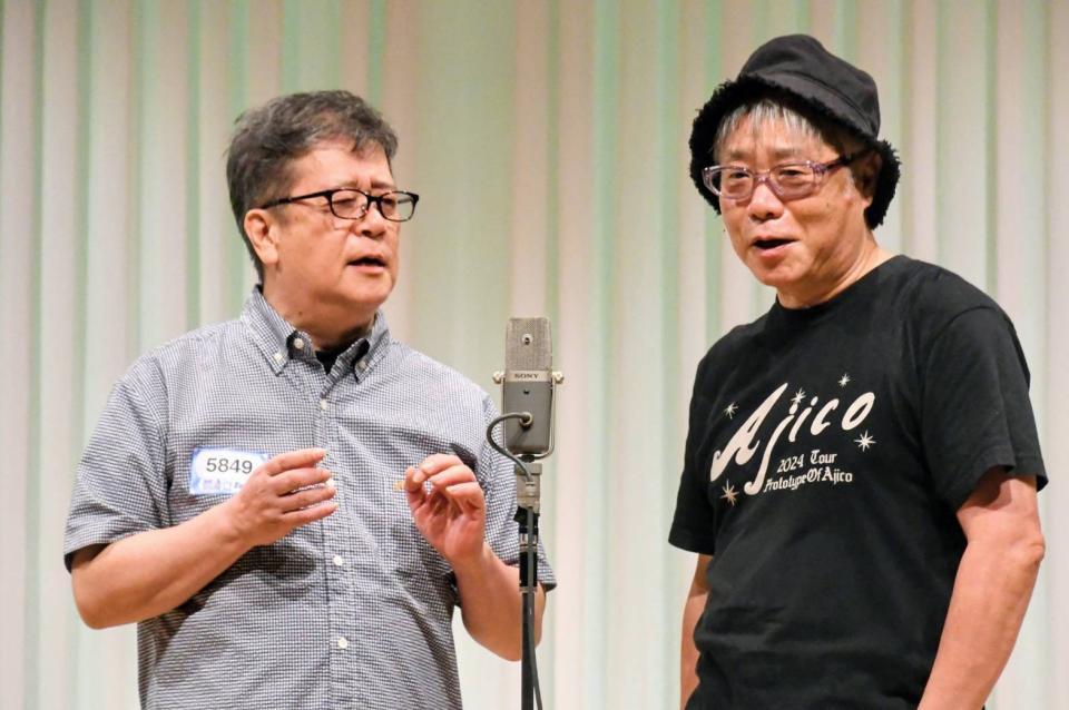 　ネタを披露する西山記者（左）と岩崎記者