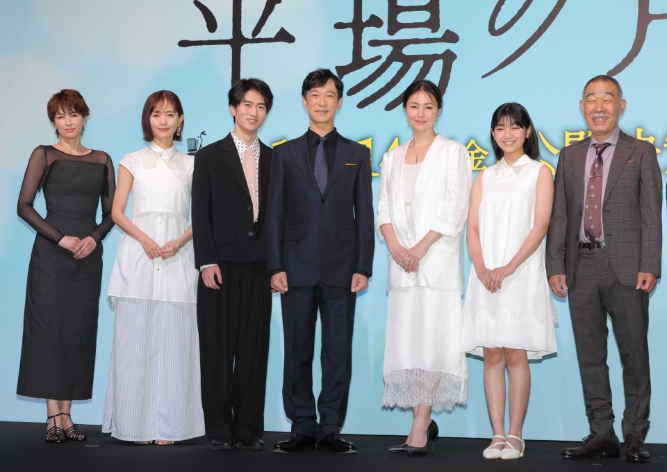 映画の舞台挨拶に登場し、ほほ笑む（左から）吉瀬美智子、中村ゆり、坂元愛登、堺雅人、井川遥、一色香澄、でんでん＝２５年５月撮影