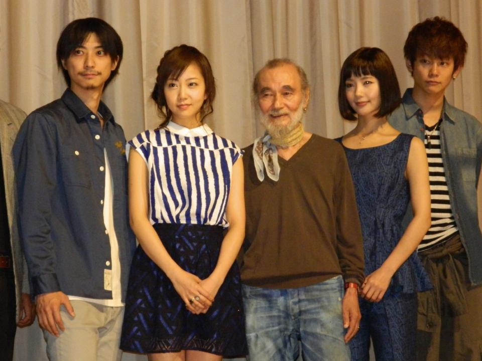 「百年の時計」初日あいさつに出席した（左から）鈴木裕樹、木南晴夏、ミッキー・カーチス、中村ゆり、近江陽一郎＝２０１３年撮影