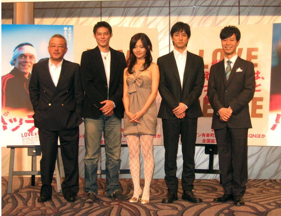 映画「パッチギ！LOVE＆PEACE」製作発表に参加した井筒監督、井坂俊哉、中村ゆり、西島秀俊、藤井隆（左から）＝２００６年撮影