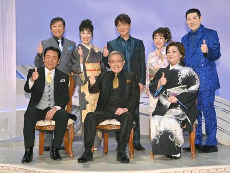 音楽番組「サブちゃんと歌仲間」に出演した（前列左から）山本譲二、北島三郎、松原のぶえさん（後列同）和田青児、原田悠里、北山たけし、山口ひろみ、大江裕＝２３年２月