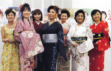 八代亜紀さん（左）らと共演（右）＝０４年９月