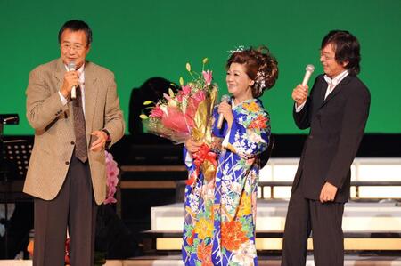 デビュー３０周年を迎え、吉幾三（左）と新沼謙治（右）から祝福される松原のぶえさん＝０８年９月