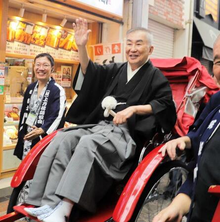 人力車に乗る桂文枝