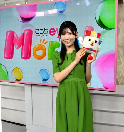担当番組「こうちｅｙｅ　Ｍｏｒｅ！」のセットの前で笑顔を見せる高知放送・樺山夏帆アナウンサー