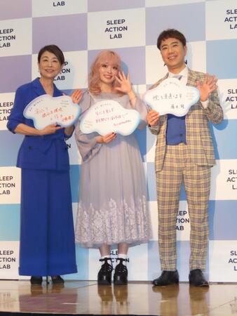イベントに出席した（左から）安藤優子、きゃりーぱみゅぱみゅ、藤井隆