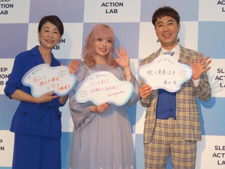 イベントに出席した（左から）安藤優子、きゃりーぱみゅぱみゅ、藤井隆
