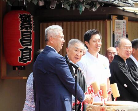 繁昌亭開場２０周年記念鏡開きに出席した桂文枝（左から２人目）、吉村洋文大阪府知事（同３人目）